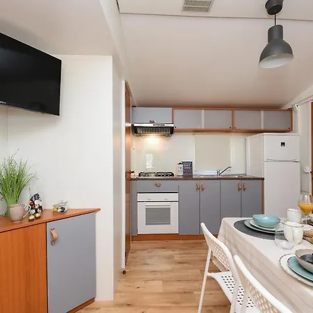 Mia Mobile With Jacuzzi *