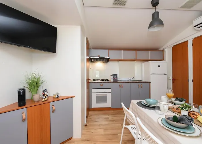 Mia Mobile With Jacuzzi *