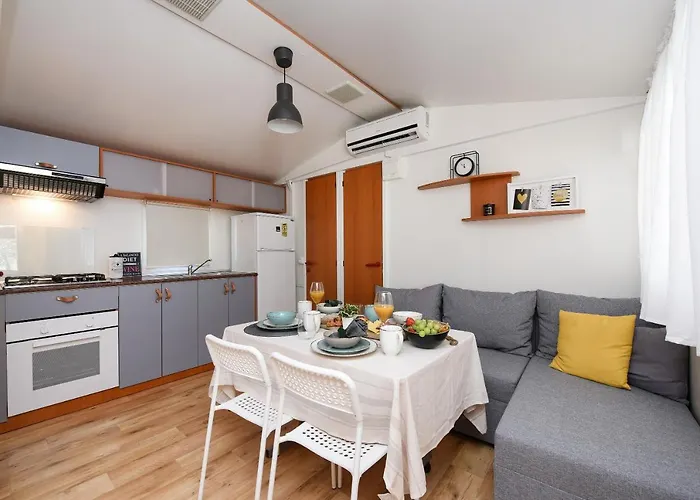 Mia Mobile With Jacuzzi *