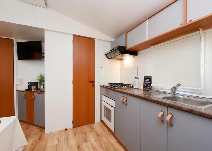 Mia Mobile With Jacuzzi